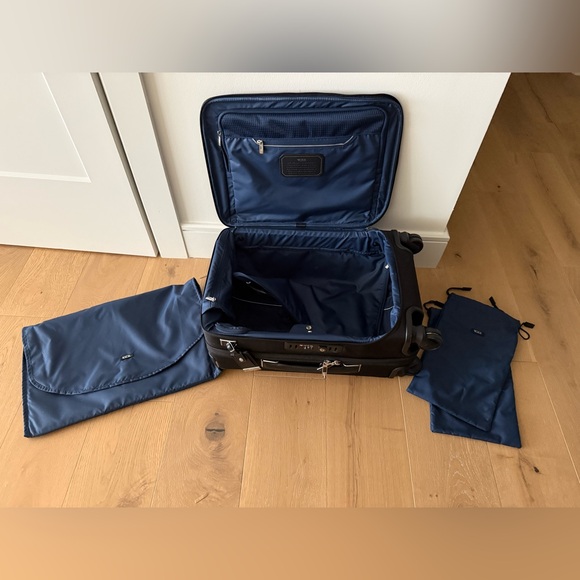 TUMI AlphaInternational Dual Access 4 Wheeled CarryOn 22in .Excellent PREOWNED - Picture 7 of 10